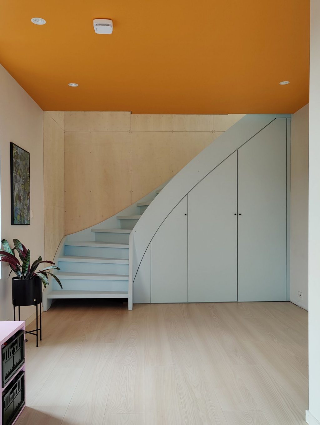 Plassbygd skap utnder trapp